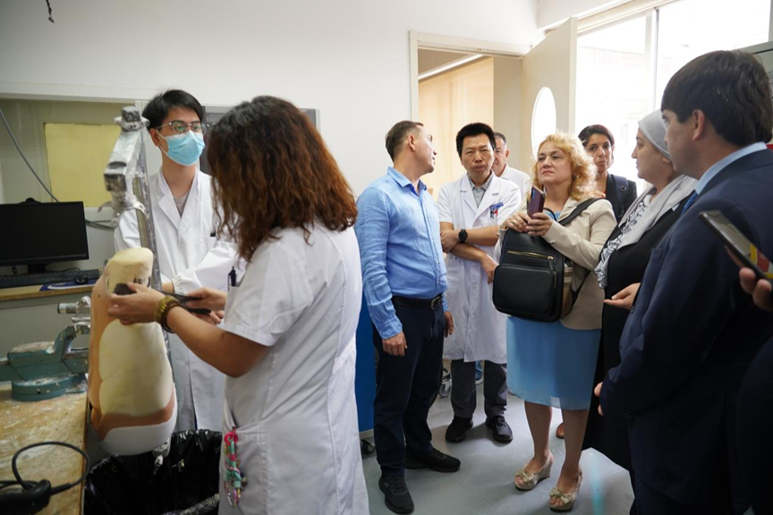 图为参观科室场景